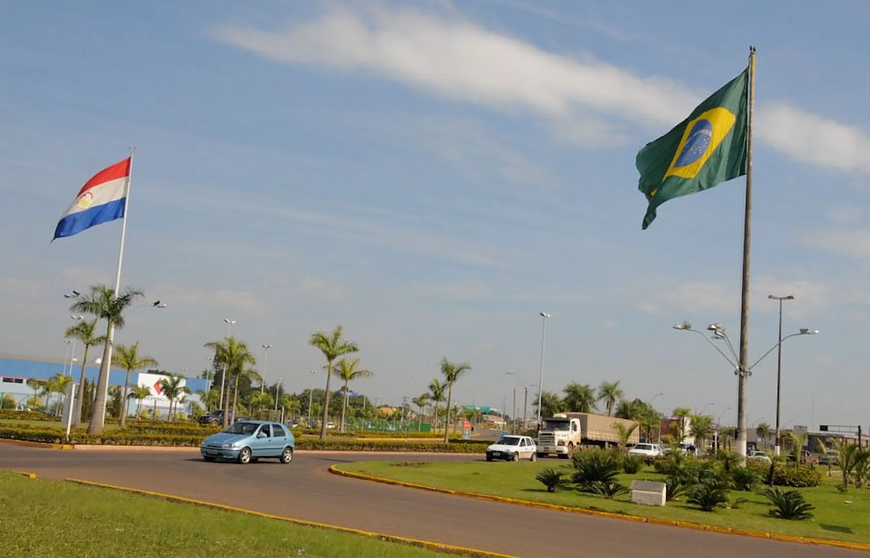 Avenida na fronteira entre Ponta Porã e Pedro Juan Caballero com as bandeiras do Brasil e do Paraguai